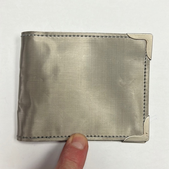 “Foil” wallet 6 card slots and ID slot - Picture 1 of 4